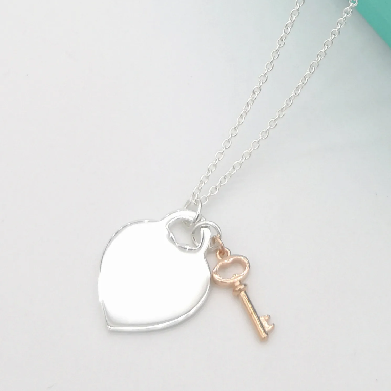 

1:1 ladies sterling silver S925 classic popular silver heart-shaped silver key pendant necklace jewelry couple holiday gift