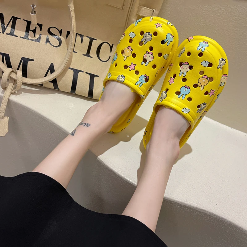 

Female Shoes Ladies' Slippers Cover Toe Summer Clogs Woman Luxury Slides Platform 2021 Beach Designer Flat Fretwork PU Shoes Wom