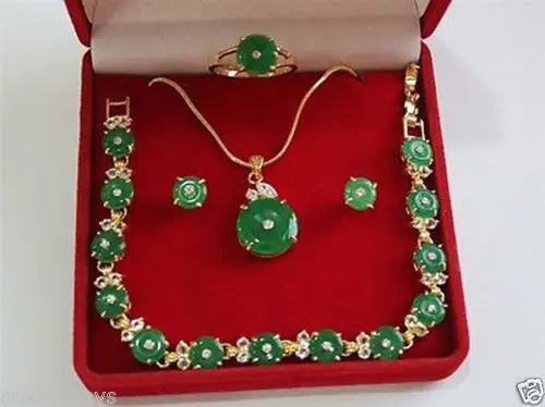 

Beautiful green jade necklace/bracelet pendant earring ring set