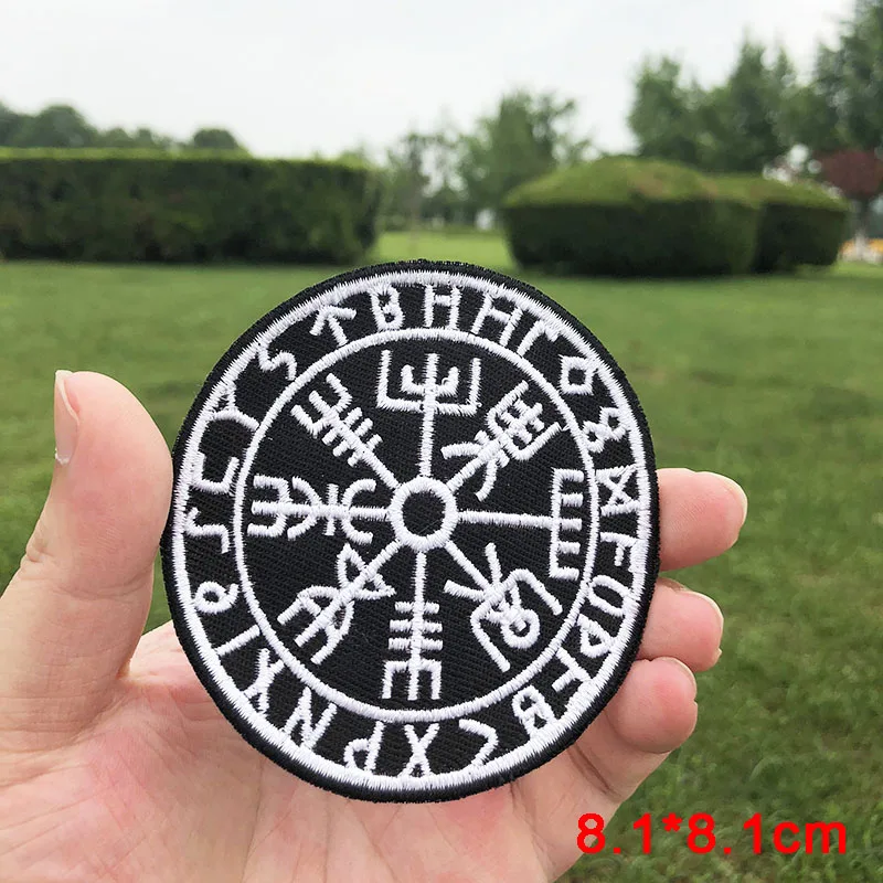 Круглая нашивка с компасом в дикой природе вышитая для одежды утюга на ткани