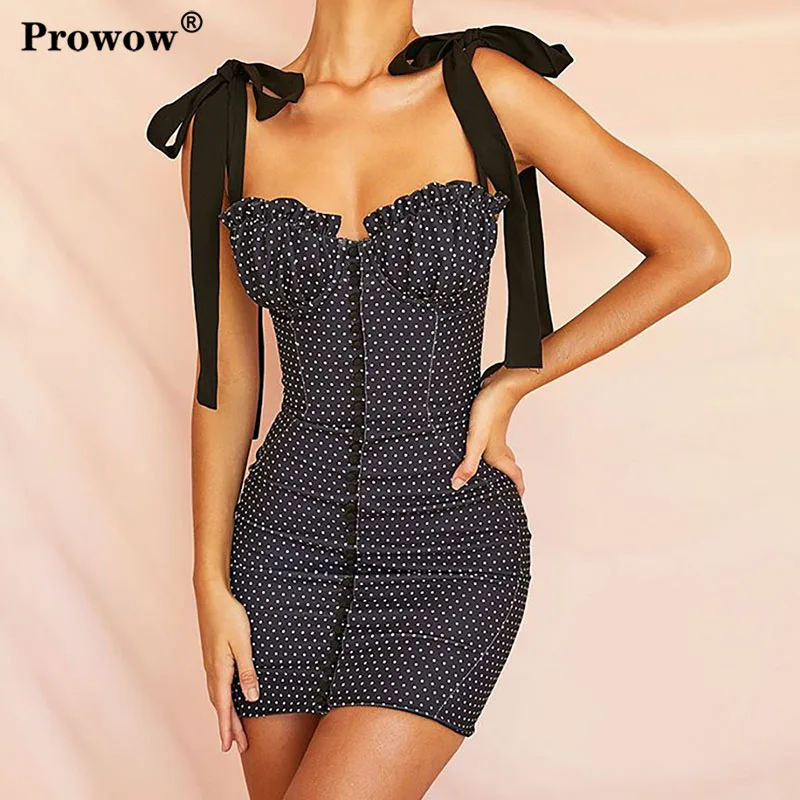 Женское облегающее мини платье в горошек с бантом на завязках без рукавов