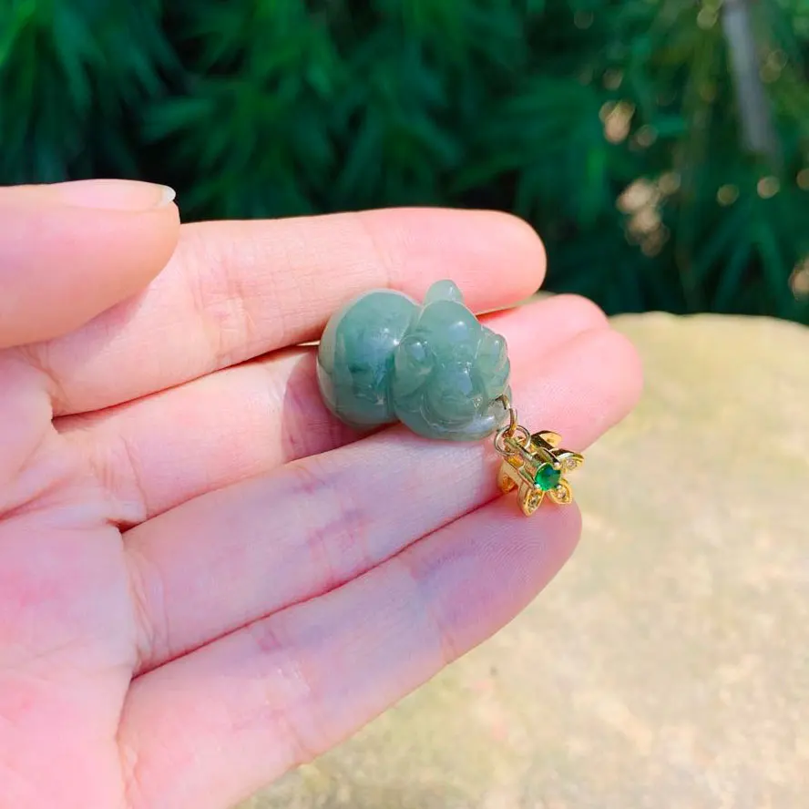 Ожерелье с подвеской из натурального изумруда и нефрита со знаками Зодиака