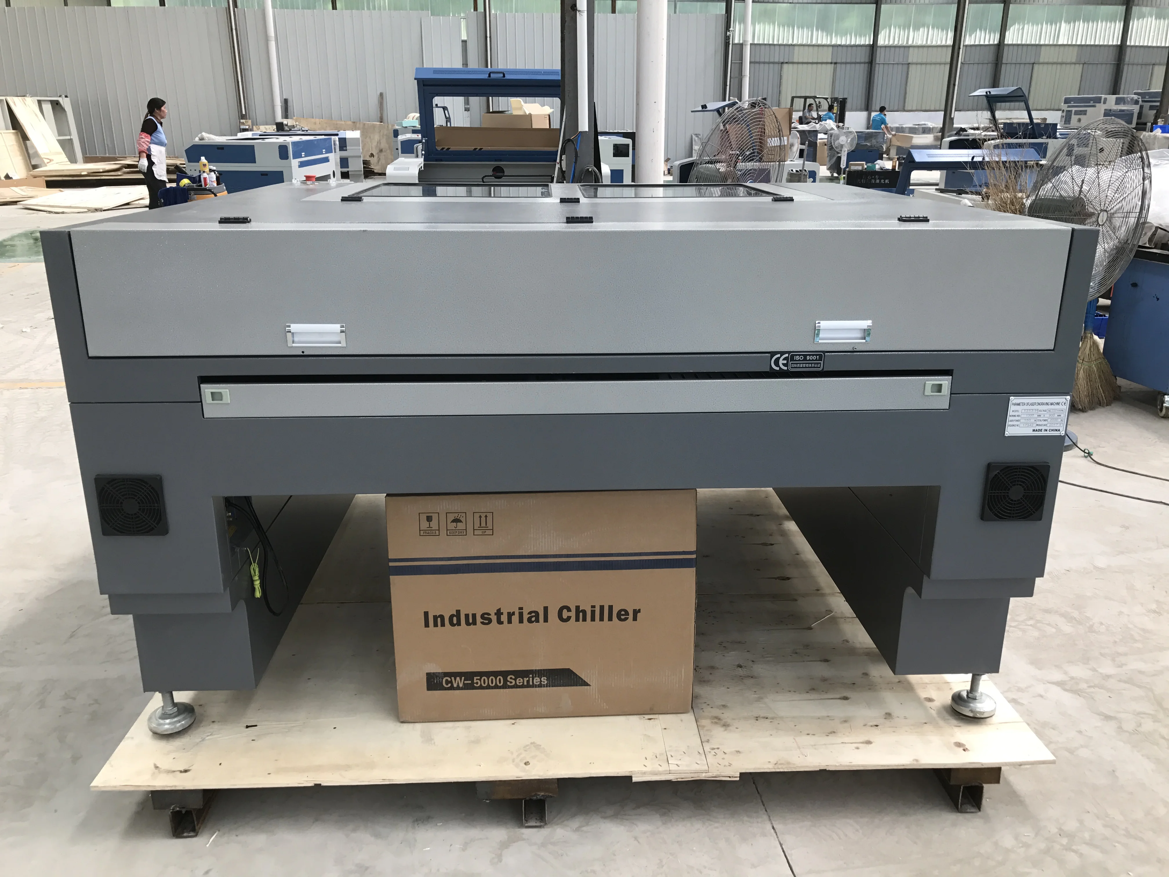 Хороший производитель CO2 лазерный резак с металлами лазерная режущая машина для