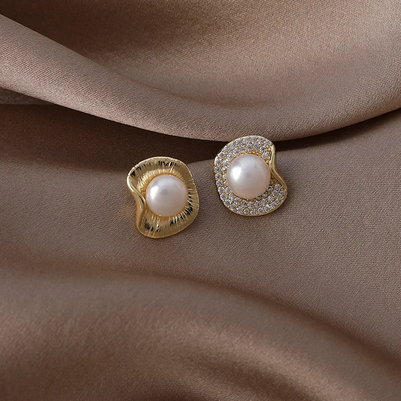 

Fashion Metal Copper Zircon Asymmetric Round Earrings Women's Small and Popular Stud Earrings Party Accessories