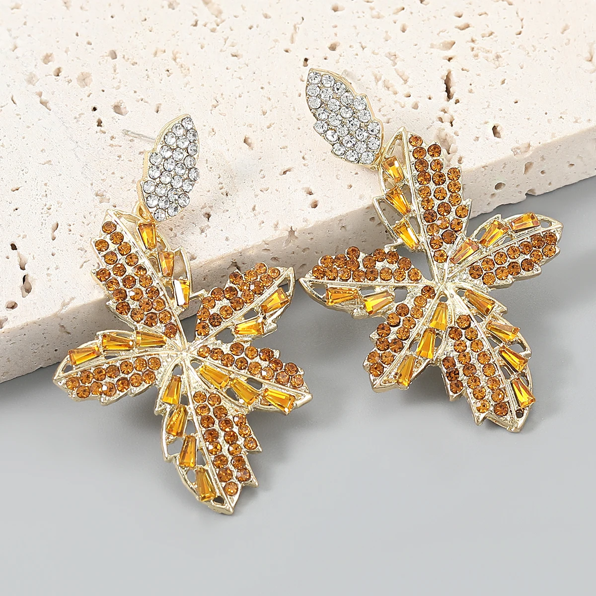 

2021 Trendy Metal Acrylic Flower Earrings Beach Party Retro Dangle Earrings Autumn Women's Simple Statement Earrings