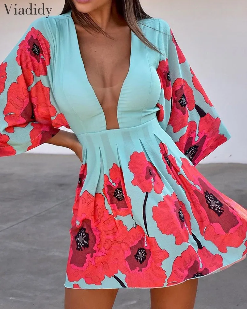Женское ТРАПЕЦИЕВИДНОЕ ПЛАТЬЕ с цветочным принтом и глубоким V-образным вырезом |