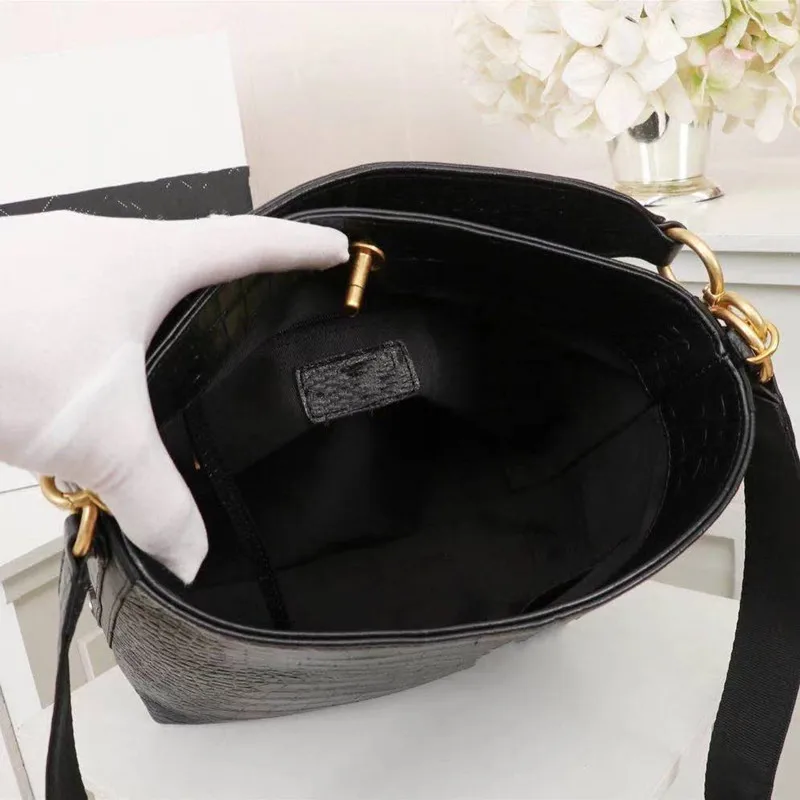 

The new fashion women's bucket bag of 2021 season is simple, low-key and charming