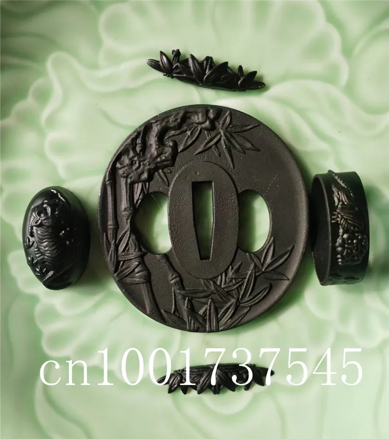 

BEAUTIFUK　LION TSUBA JAPANESE SWORD'S FITTING FOR KATANA WAKIZASHI TANTO