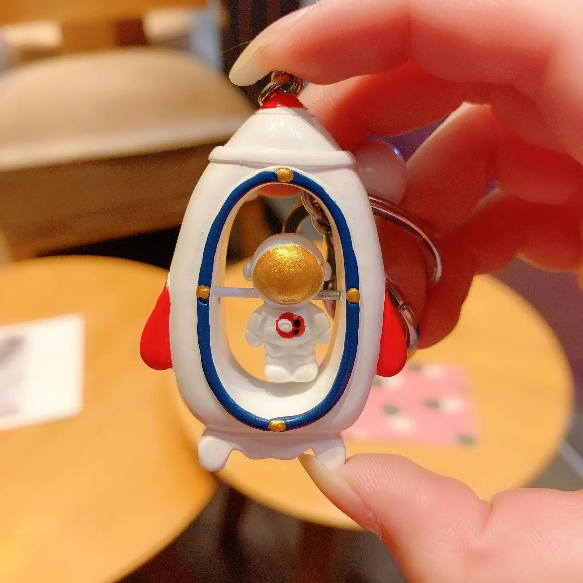 

Creative Stereo Astronaut Keychain AccessoriesAstronaut Revolving Key Chains Student Toy Bag Pendant Car Key Ring