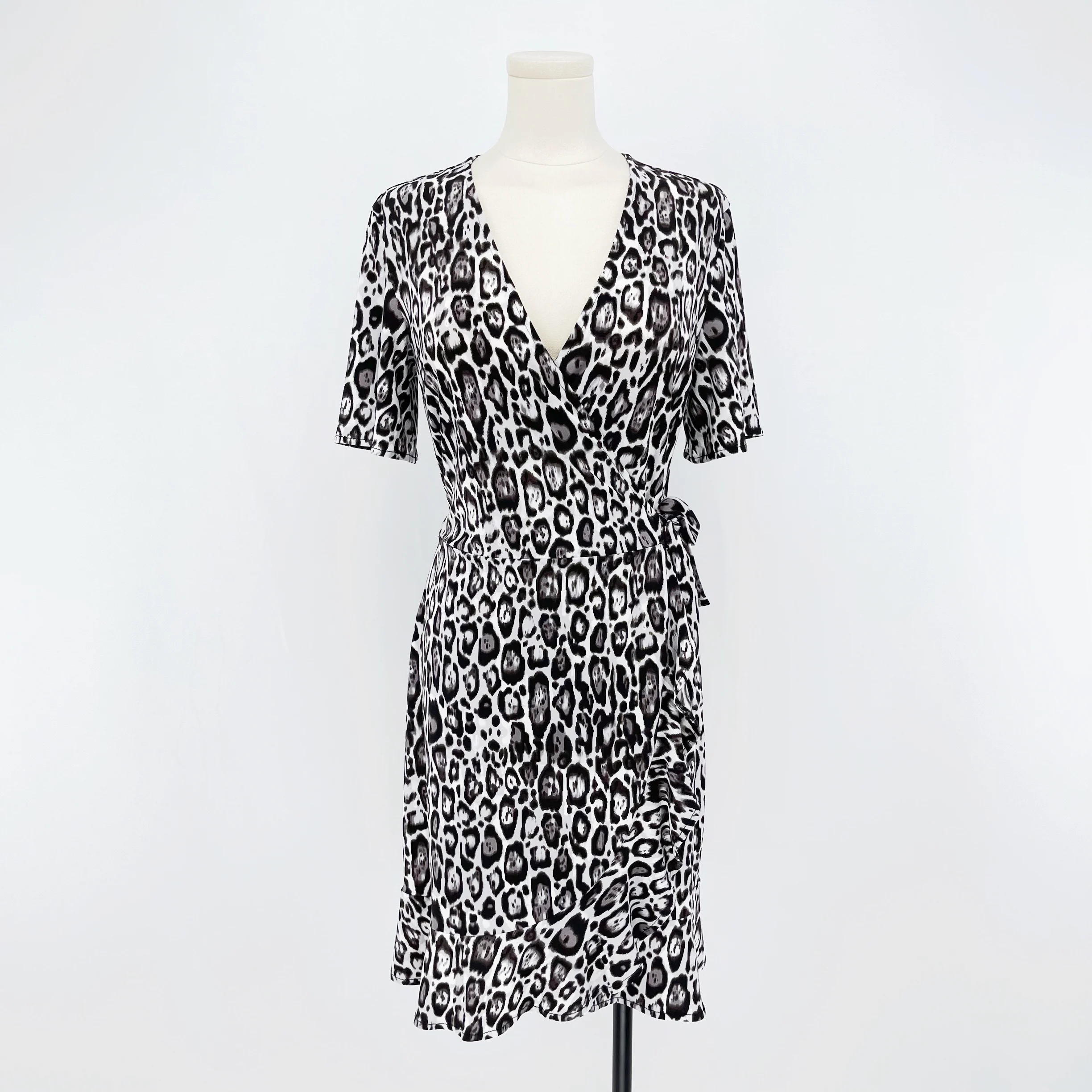 Платье Joyccin с разноцветным леопардовым принтом самозавязывающимся поясом и