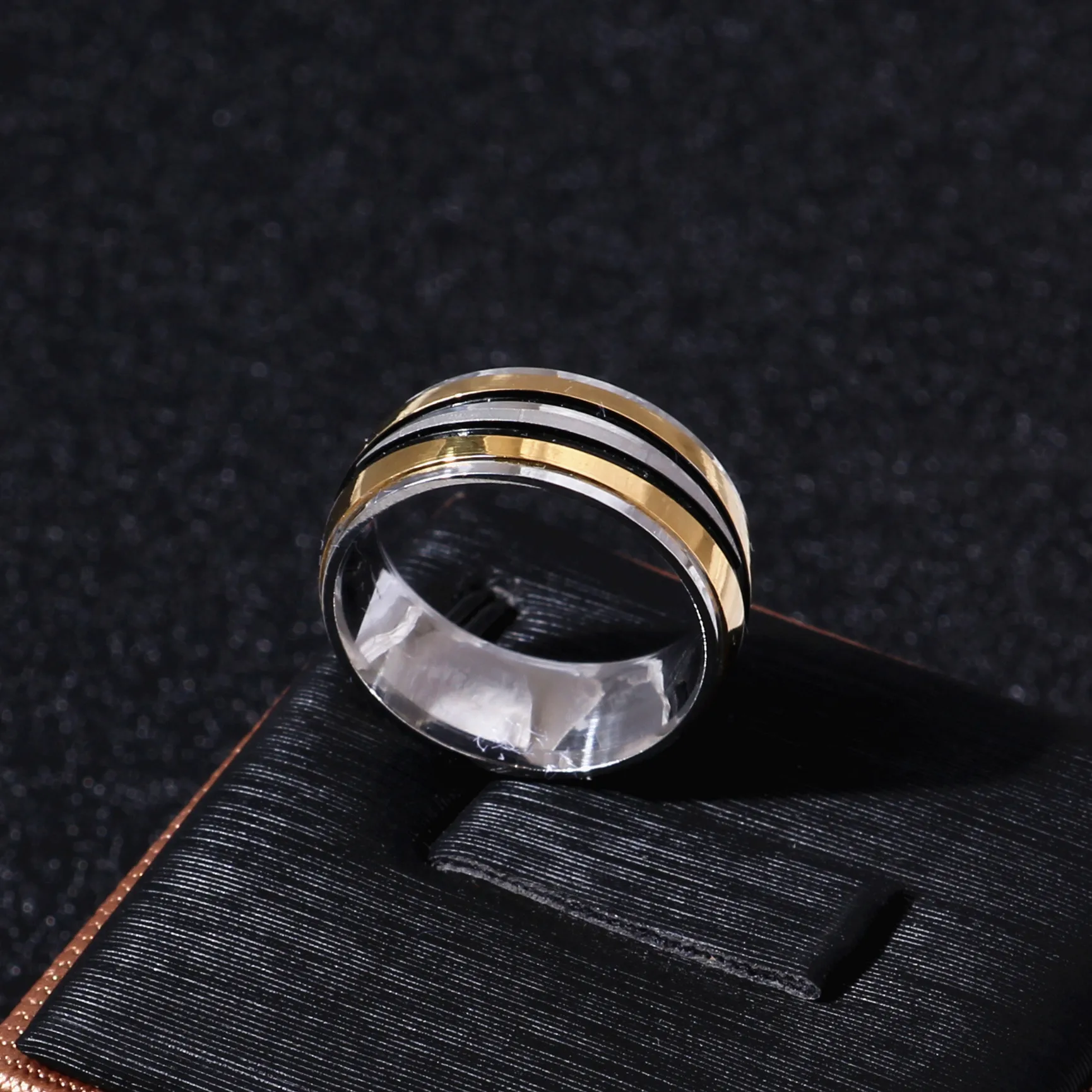 Мужское кольцо из титановой стали золотистое/серебристое в стиле панк рок