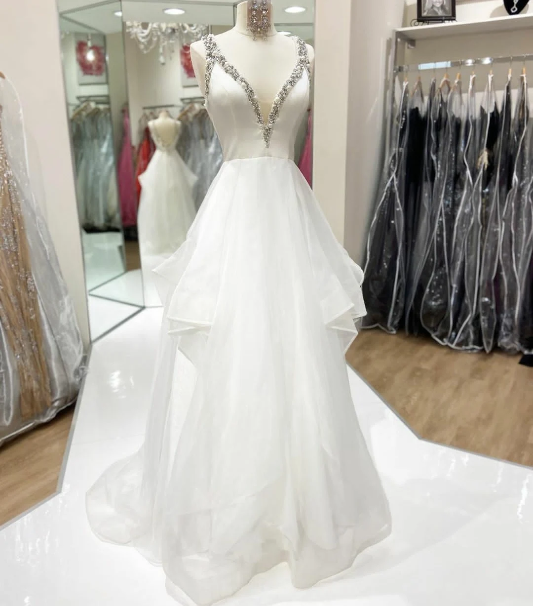 

Elegant Long Beaded Tulle White Evening Dresses A-Line V-Neck Open Back Abendkleider Robes De Soirée for Women