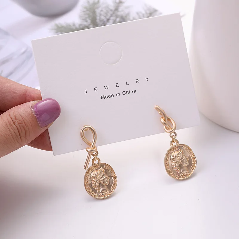 

2021 Trend Vintage Queen Coin Drop Earrings for Woman Matte Gold Color Twisted Alloy Knot Dangle Earrings Jewelry for Party Gift