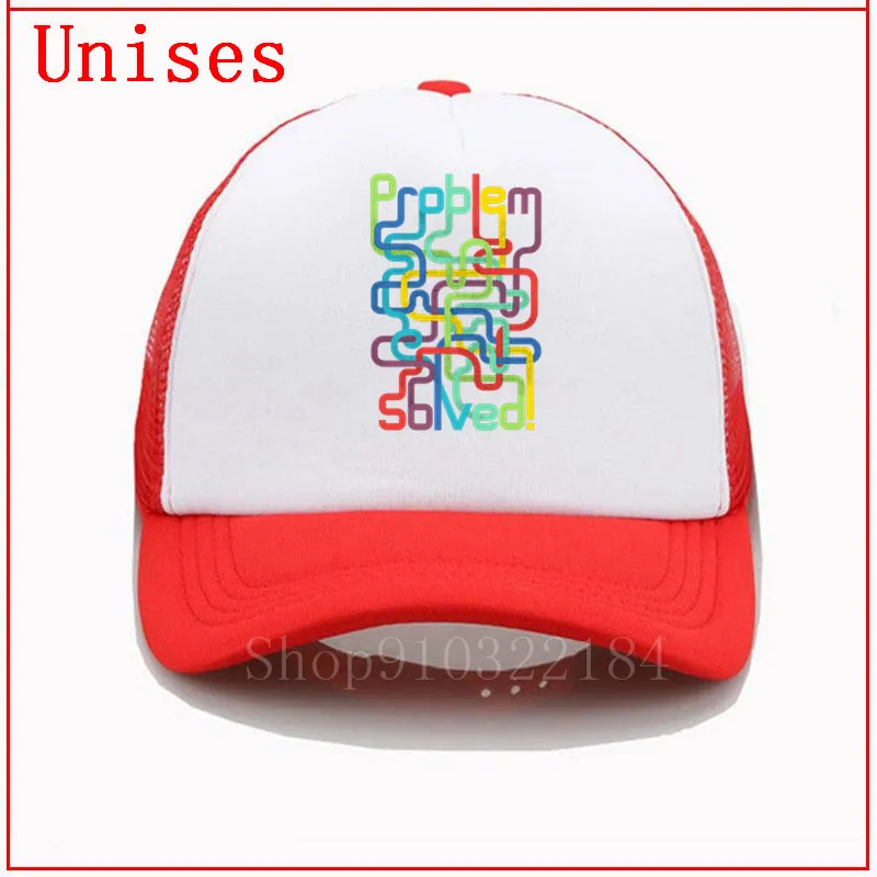 Шапка лабиринт с рельефным лабиринтом и пластиковым щитком для девочек