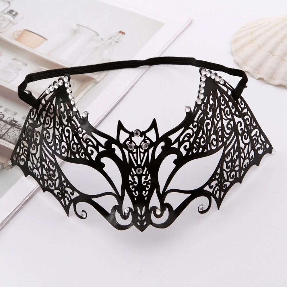 Металлическая маска с бриллиантами