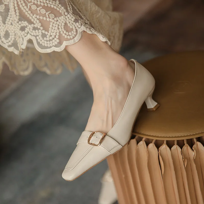 

Genuine Leather Square Toe Shoes Woman Heels Metal buckle Decoration med Heels Pumps For Women Newest Wedding Party Women Shoe