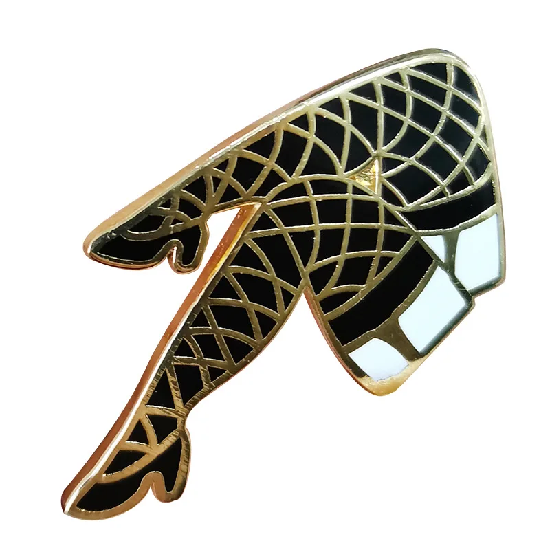 Классические эмалевые заколки в стиле фильма ужасы 90-х годов красивая девушка