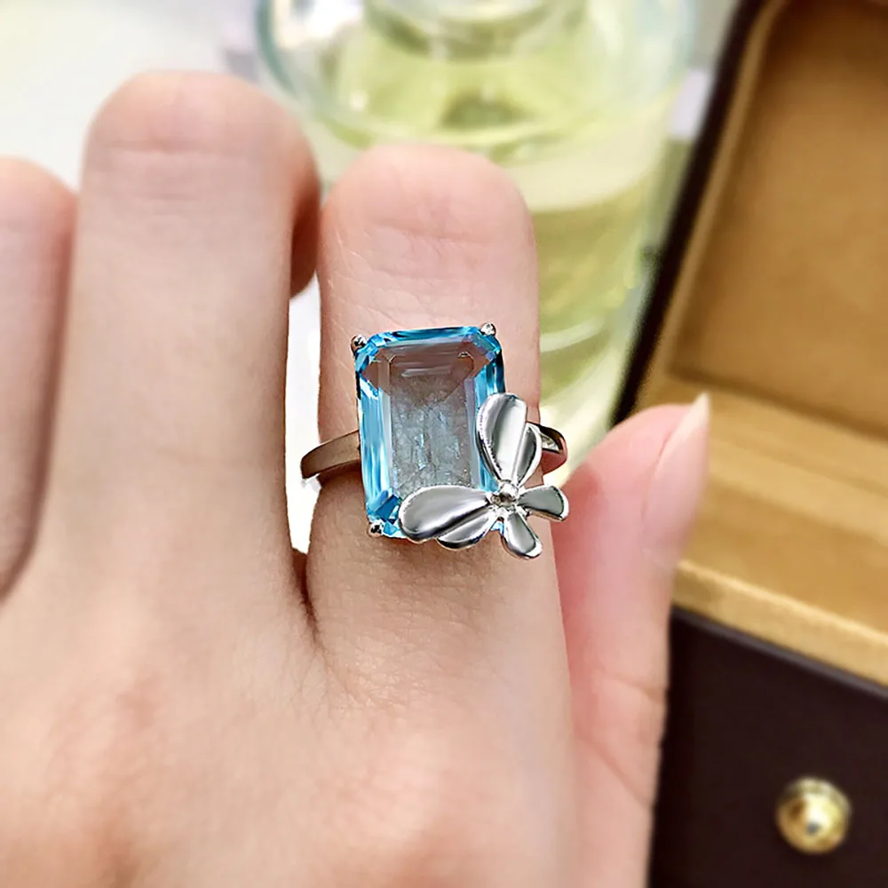 Кольцо женское из серебра 925 пробы с топазом 10 х14 мм