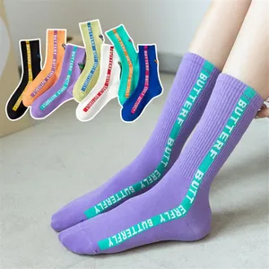 Модные эластичные женские короткие носки с бабочками, новые модные хлопковые цветные женские носки для девочек, модные носки для скейтборда, уличная одежда