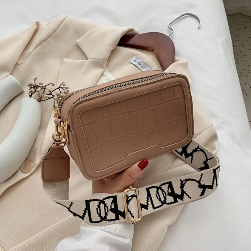 Сумка кросс боди Женская с принтом букв саквояж на широком ремешке из