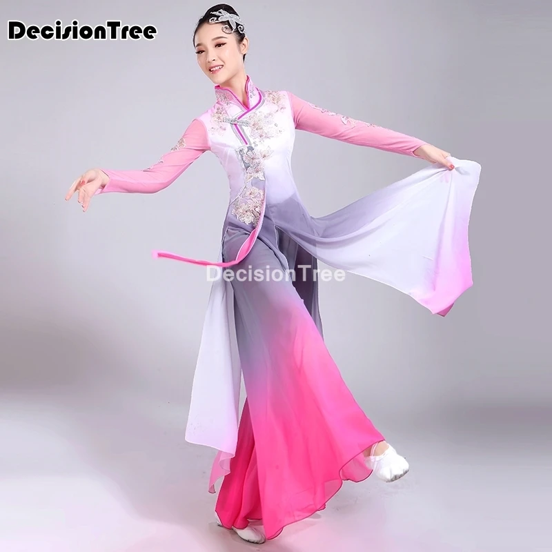 Женский костюм для выступления в национальном стиле хора сцены христианства с