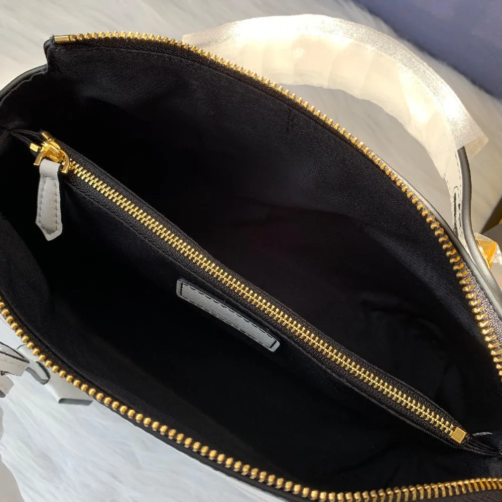 

2021 latest high-quality leather one-shoulder messenger bag