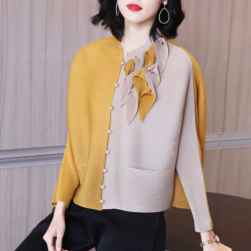

TVVOVVIN V-neck Single Breasted Pleated T-shirt Women's Spring 2021 New Elegant Spliced Long Sleeve Contrast Tops QULV