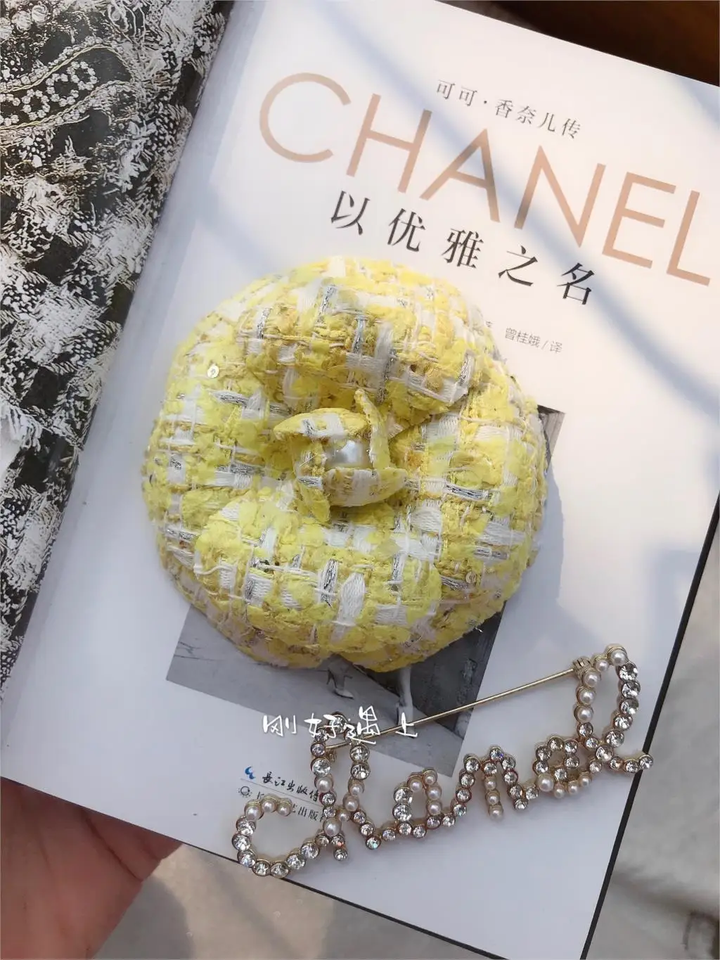 

In pure manual French made flowers French elegant soft yellow woven tweed camellia brooch small incense