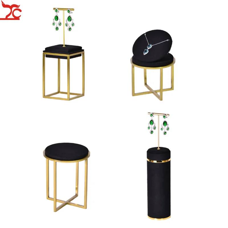 Демонстрация золотых и металлических ювелирных изделий черный бюст серьги