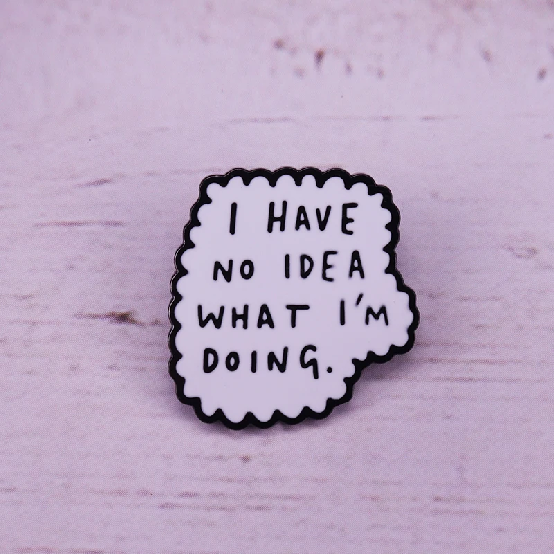 Я понятия не имею чем я занимаюсь черно белая эмалированная булавка милый