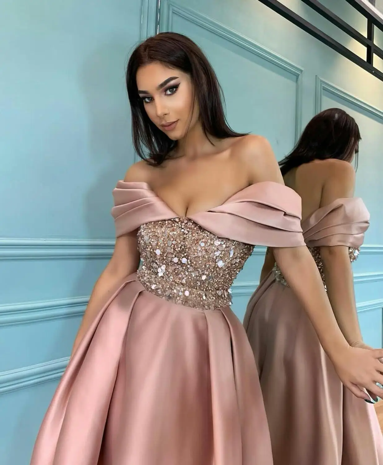 Розовые коктейльные платья а-силуэта с открытыми плечами и блестками |