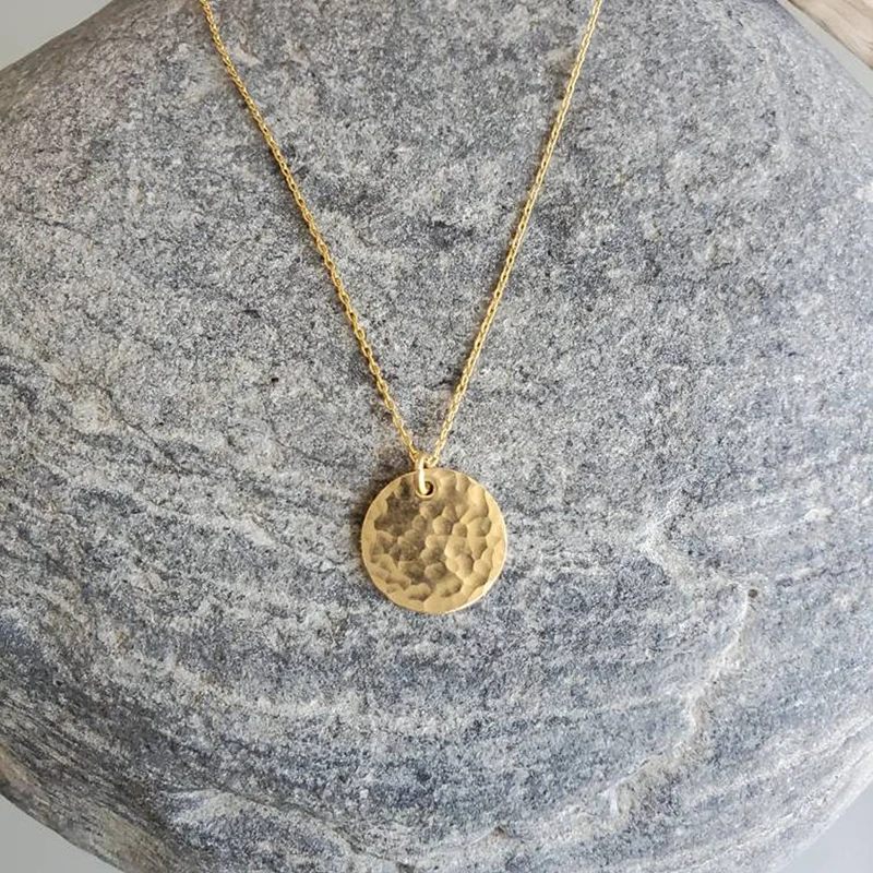 Ожерелье с подвеской в виде молоткового круга золотистый чокер ручной работы