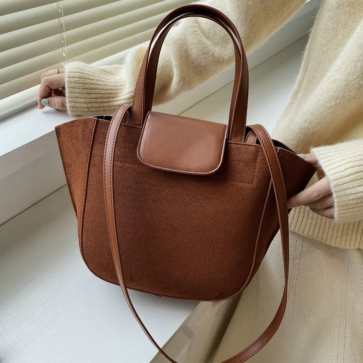 

Винтажная женская сумка из матовой искусственной кожи, зимние брендовые трендовые тоуты с крыльями, роскошные дизайнерские трапециевидные...