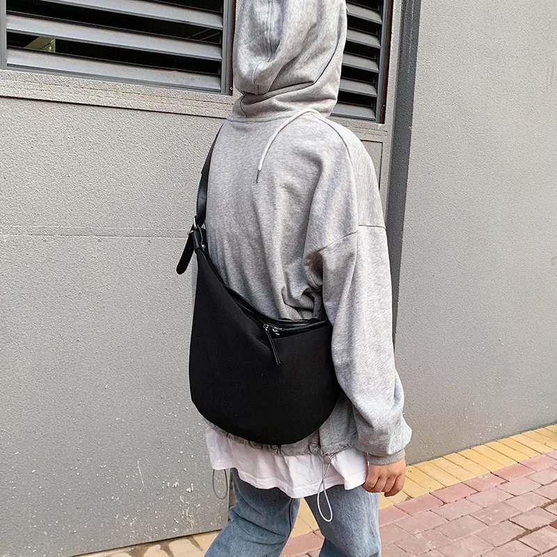 Вместительная женская сумка в форме полумесяца полукруглая Сумочка