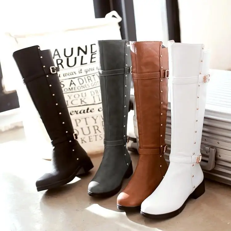 Женские ботинки с заклепками серые или белые длинные боковой молнией и пряжкой