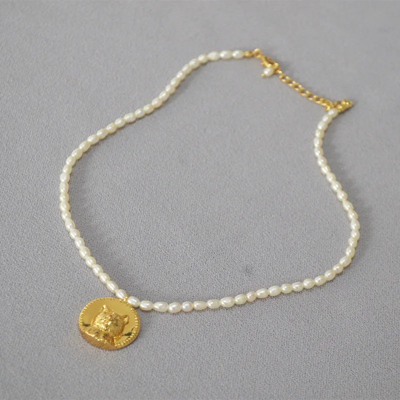 

Gentle Domineering Cute Kitty Cat Head Gold Coin Pendant Freshwater Rice Bead Short Necklace Clavicle Chain