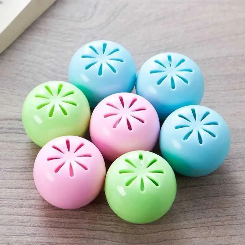 Коробка для удаления запаха одежды с санитарными шариками отпугивающими насекомых, защищающими от молей и плесени.