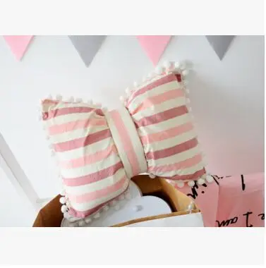 Подушка Детская в черно-белую полоску с бантом | Дом и сад