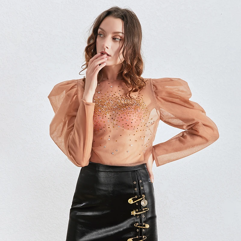 Женская блузка с буффами TWOTWINSTYLE белая круглым вырезом длинными рукавами и рюшами