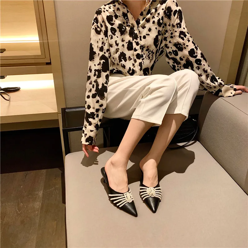 

2021 Summer Women Slippers Pointed Toe Pearl Chain Slip On Shallow Slides Thin Mid Heels Black/White Casual Slides Mules Shoes
