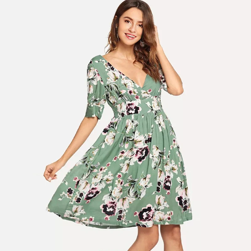 

Платье женское ТРАПЕЦИЕВИДНОЕ с коротким рукавом-фонариком и V-образным вырезом