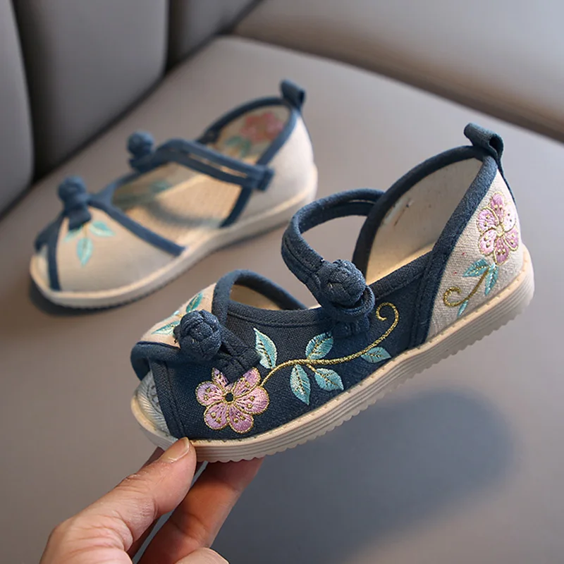 

Girls' embroidered shoes Hanfu children's shoes children's national style ancient costume summer old Beijing cloth shoes sandals