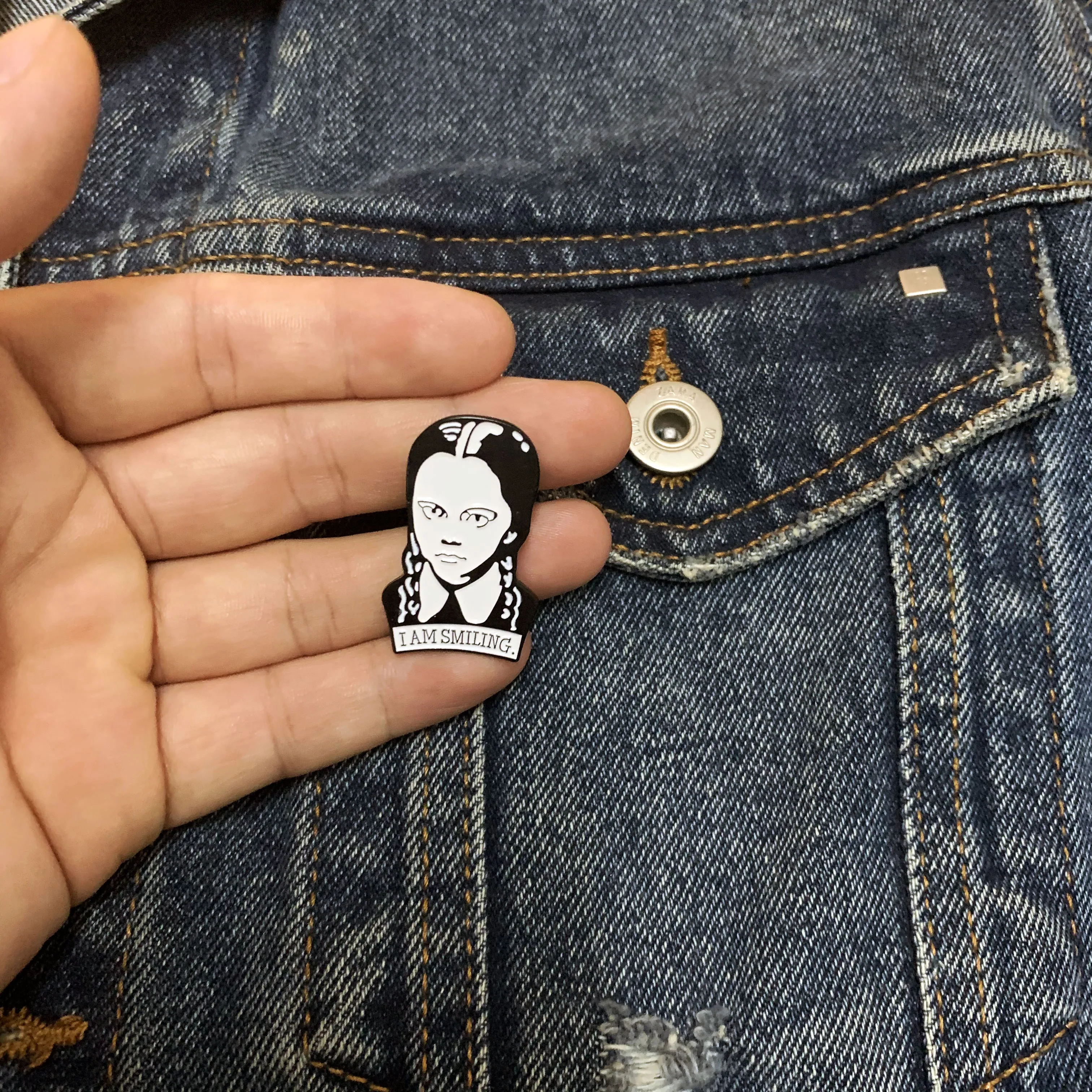 Я УЛЫБАЮСЬ Брошь для девочки Вс, пинсы для фильма Wednesday Addams, металлические для рюкзака, шляпы и одежды, CR фигурная эмблема, аксессуары.