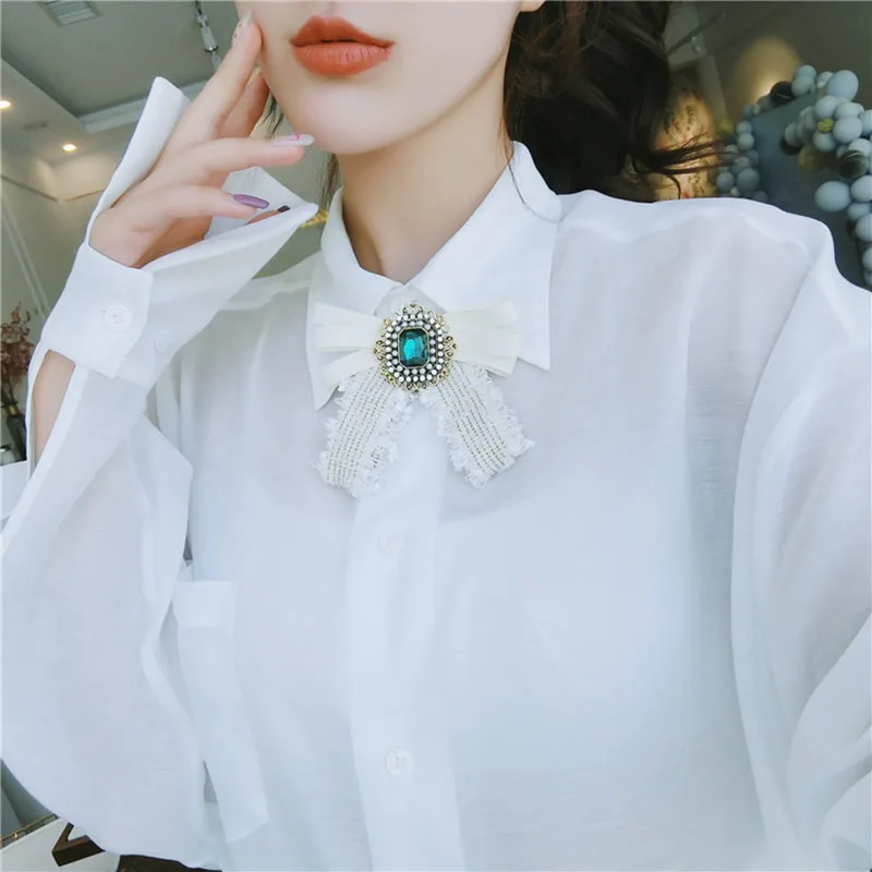 

Korea White Green Rhinestone Brooches Women Elegant Bow Ties Bowknot Sweet Pins OL Lady Shirt Pin Jewelry Accessories Baroque