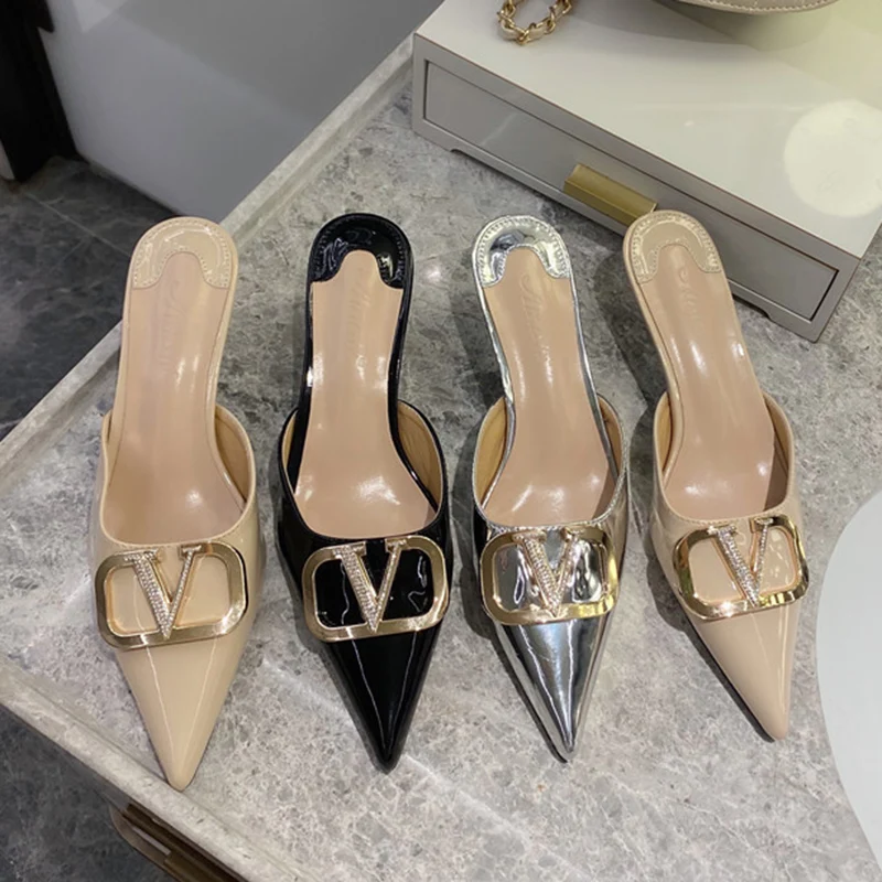 Элегантные женские шлепанцы на низком каблуке серебристые и телесные