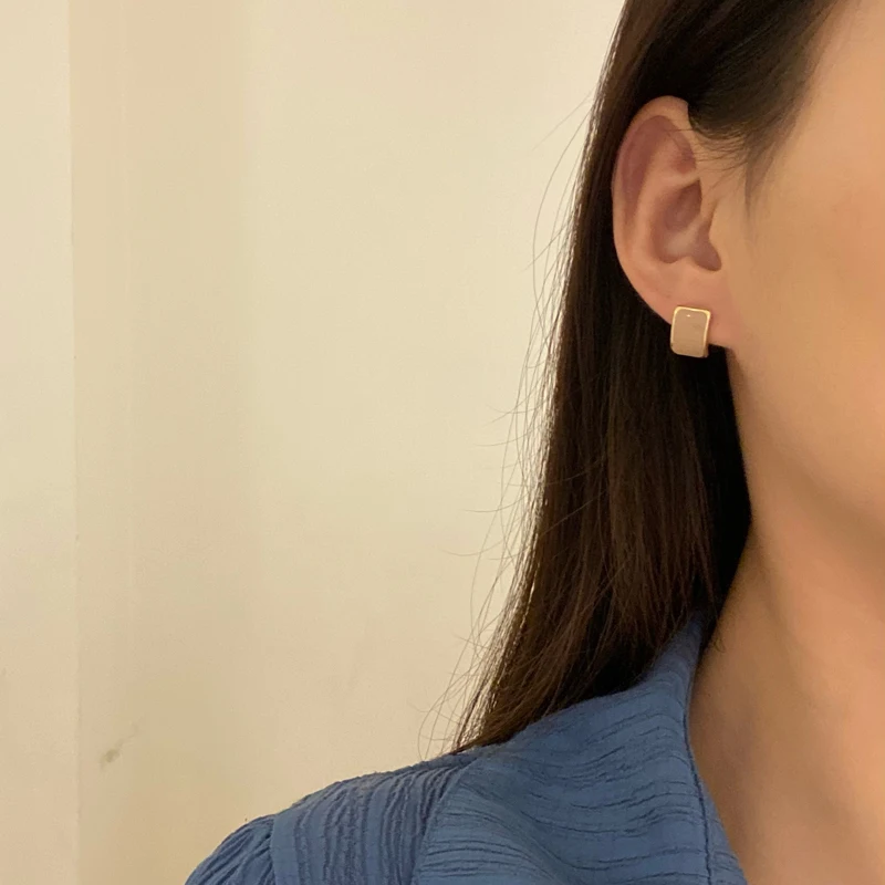 Женские серьги гвоздики из металлического сплава в розовом и темно синем