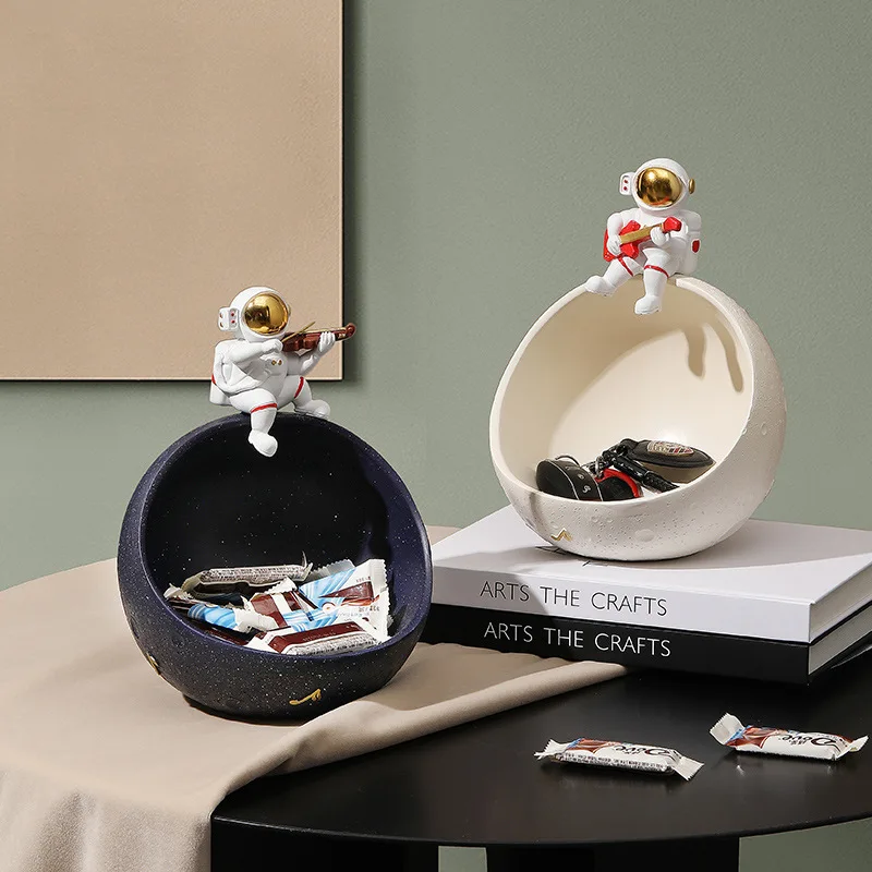 

Creative Astronaut Key Remote Control Snack Box Decoration Resin Modern Home Decoration Accessories