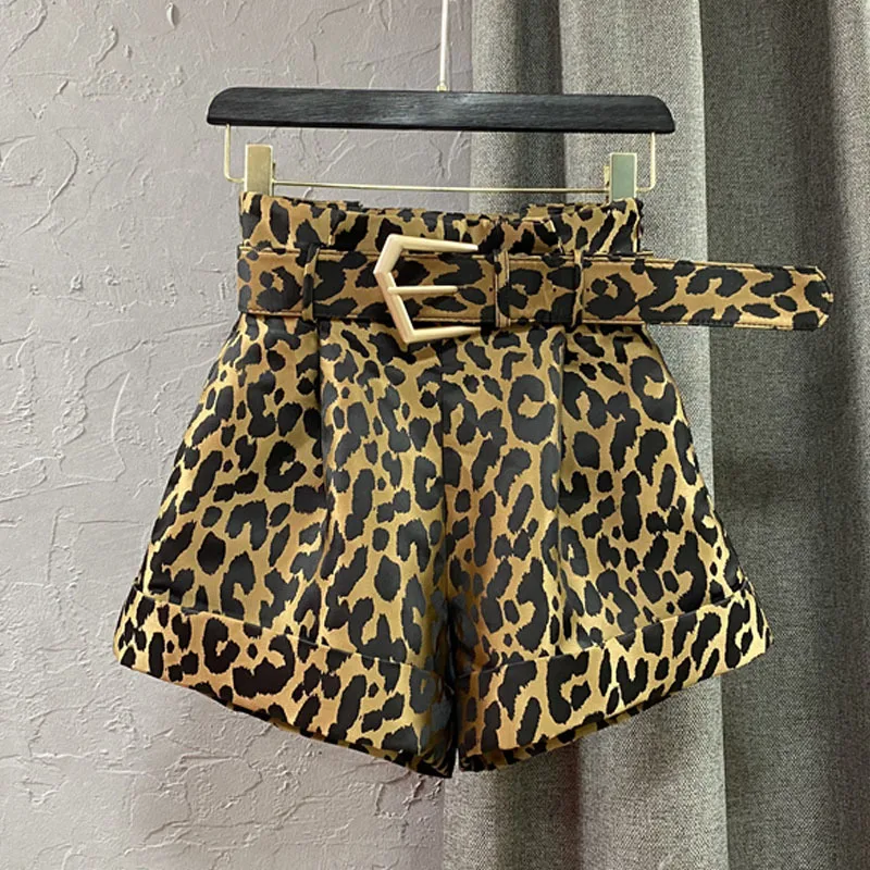Женские шорты с высокой талией леопардовым принтом и металлическим ремнем