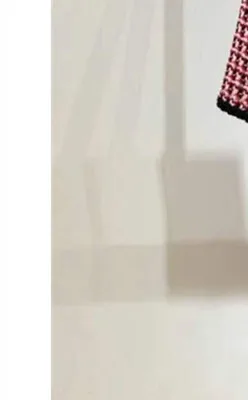 Женское твидовое платье мини в клетку однобортное с коротким рукавом и отложным