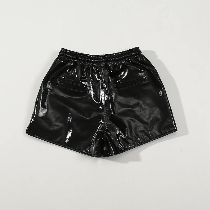 Женские мини шорты из натуральной кожи черные облегающие лакированной с поясом